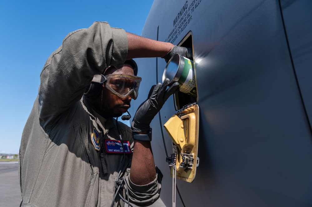 Skyway Chariot: 100th ARW conducts refueling mission