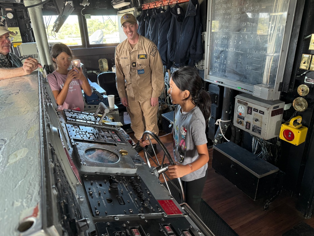 USS Shiloh (CG 67) welcomes veterans and family members for shipboard tour