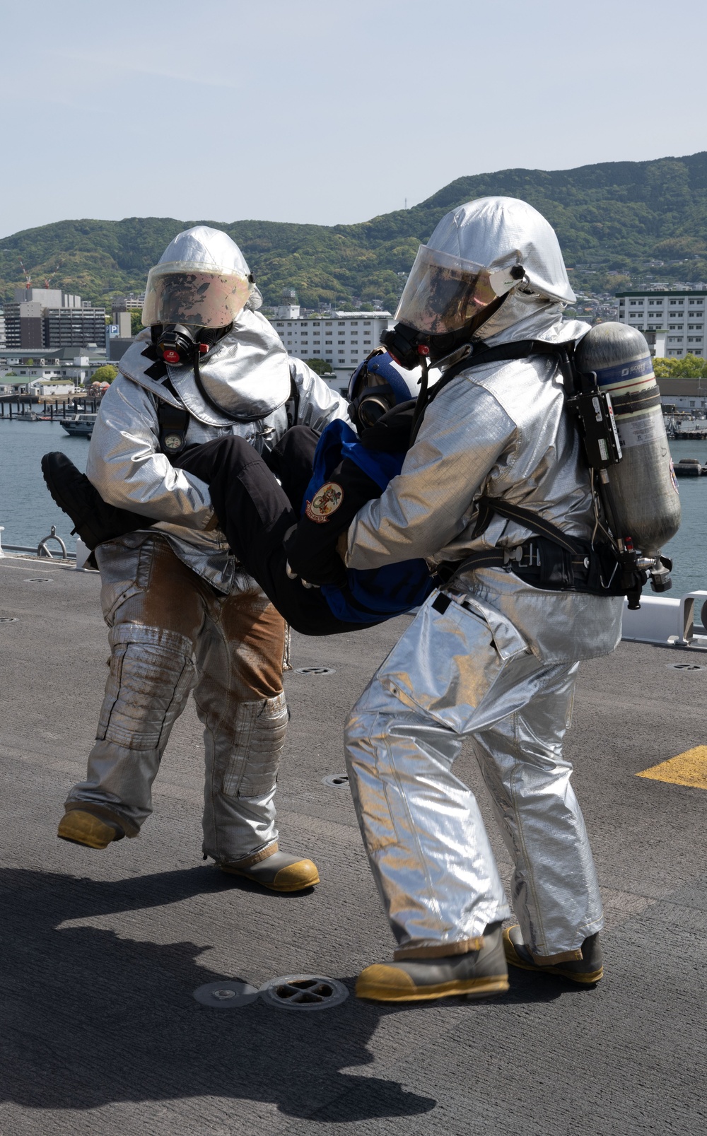 USS America (LHA 6) Conducts Flight Deck Firefighting Training