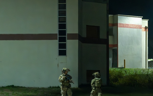 U.S, South Korean naval special operators conduct routine air-assault training