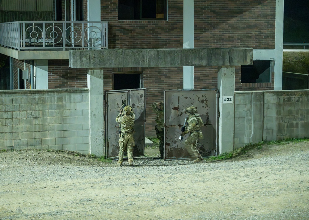 U.S, South Korean naval special operators conduct routine air-assault training