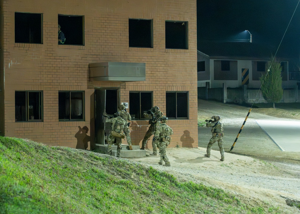 U.S, South Korean naval special operators conduct routine air-assault training