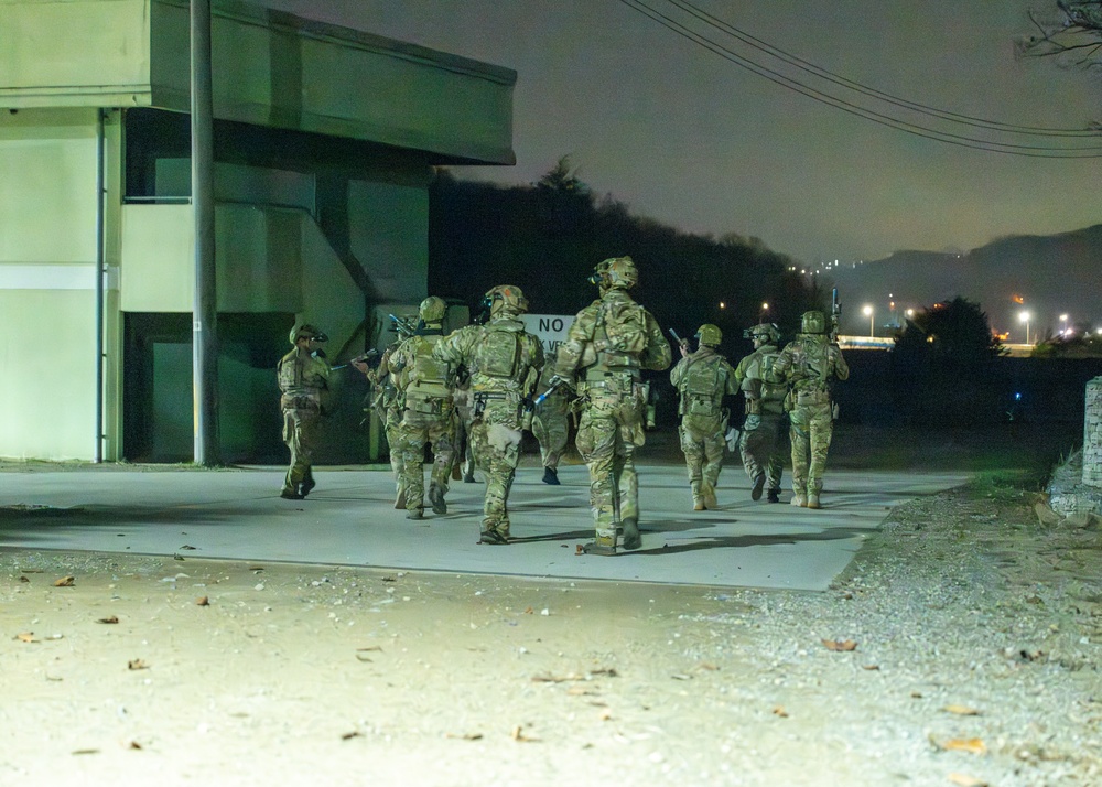 U.S, South Korean naval special operators conduct routine air-assault training