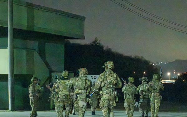 U.S, South Korean naval special operators conduct routine air-assault training