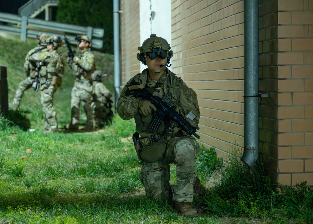 U.S, South Korean naval special operators conduct routine air-assault training