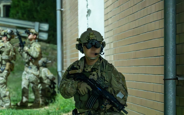 U.S, South Korean naval special operators conduct routine air-assault training