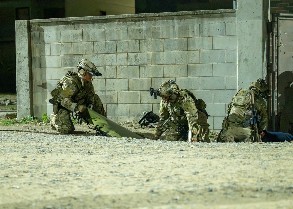 U.S, South Korean naval special operators conduct routine air-assault training