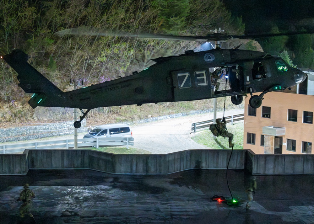 U.S, South Korean naval special operators conduct routine air-assault training