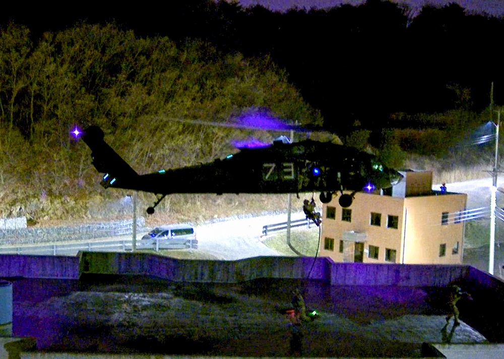 U.S, South Korean naval special operators conduct routine air-assault training
