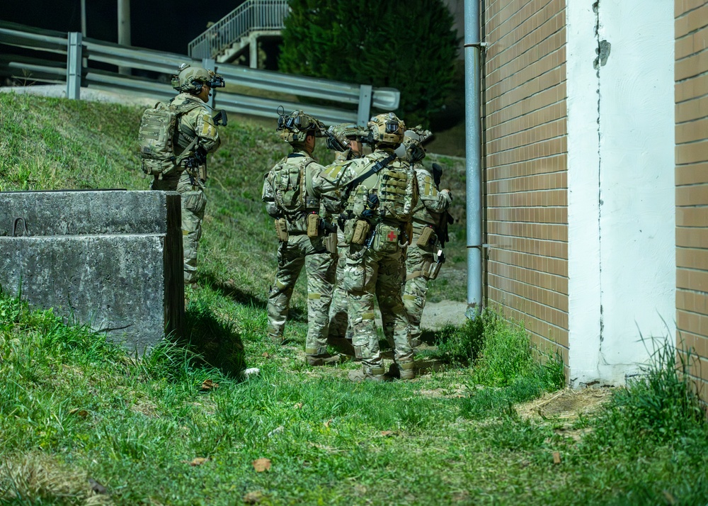 U.S, South Korean naval special operators conduct routine air-assault training