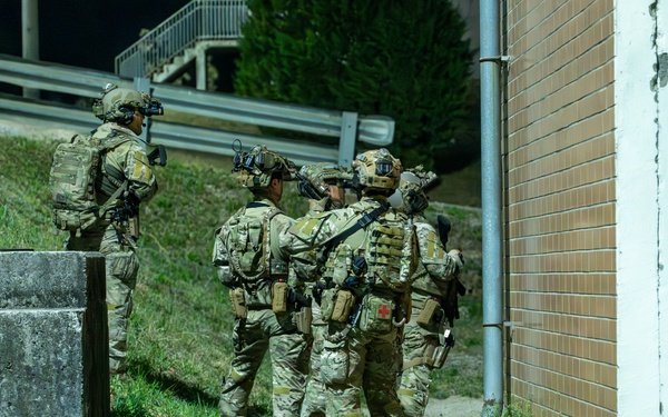 U.S, South Korean naval special operators conduct routine air-assault training