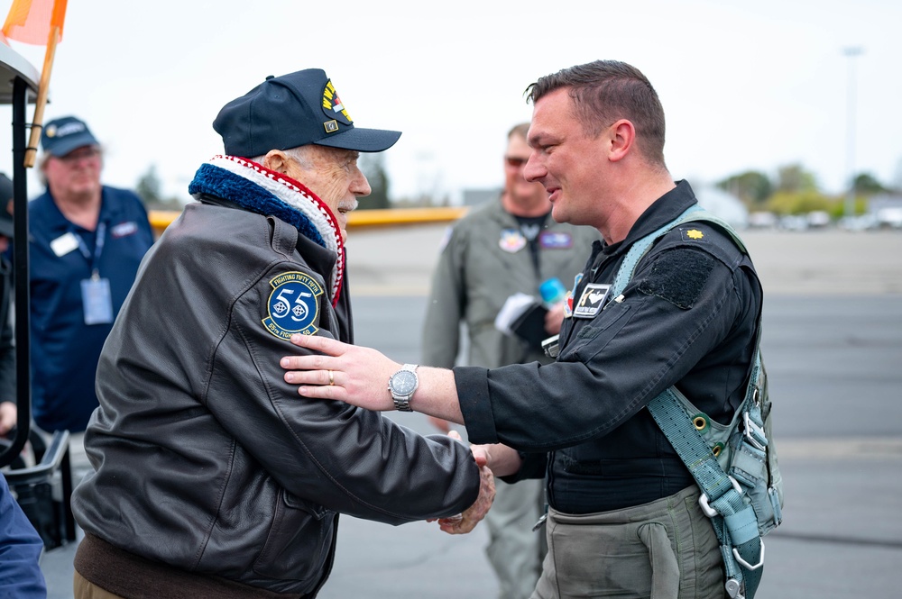 Viper Demo Team Connects with 55th Fighter Squadron WWII Veteran