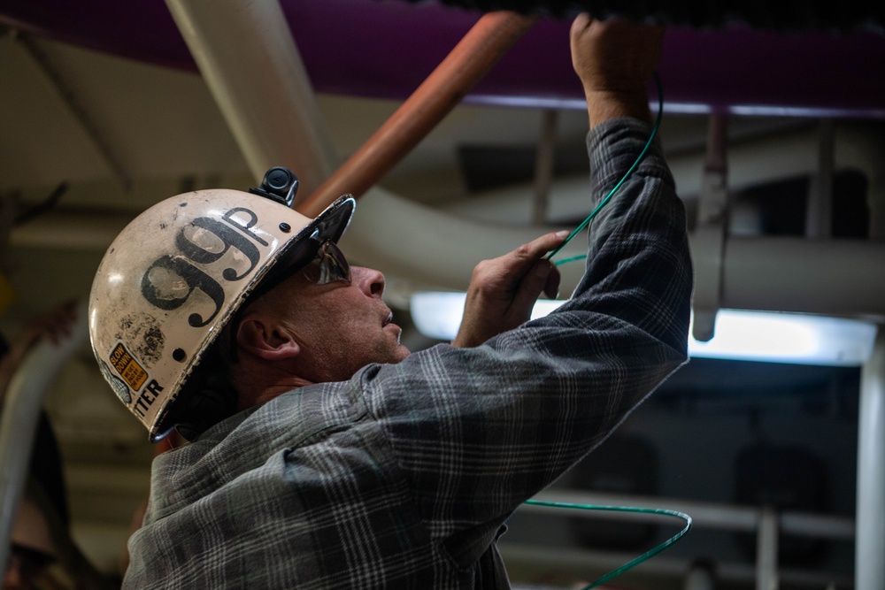 USS Ronald Reagan (CVN 76) Sailors and Puget Sound Naval Shipyard workers secure pipes