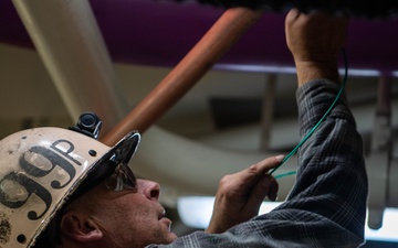 USS Ronald Reagan (CVN 76) Sailors and Puget Sound Naval Shipyard workers secure pipes