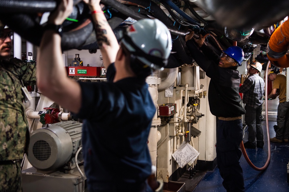USS Ronald Reagan (CVN 76) Sailors and Puget Sound Naval Shipyard workers secure pipes