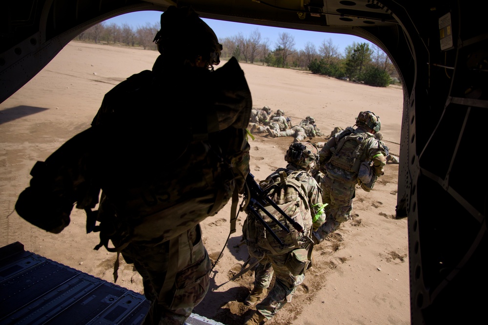 Soldiers Exit CH-47 Chinook