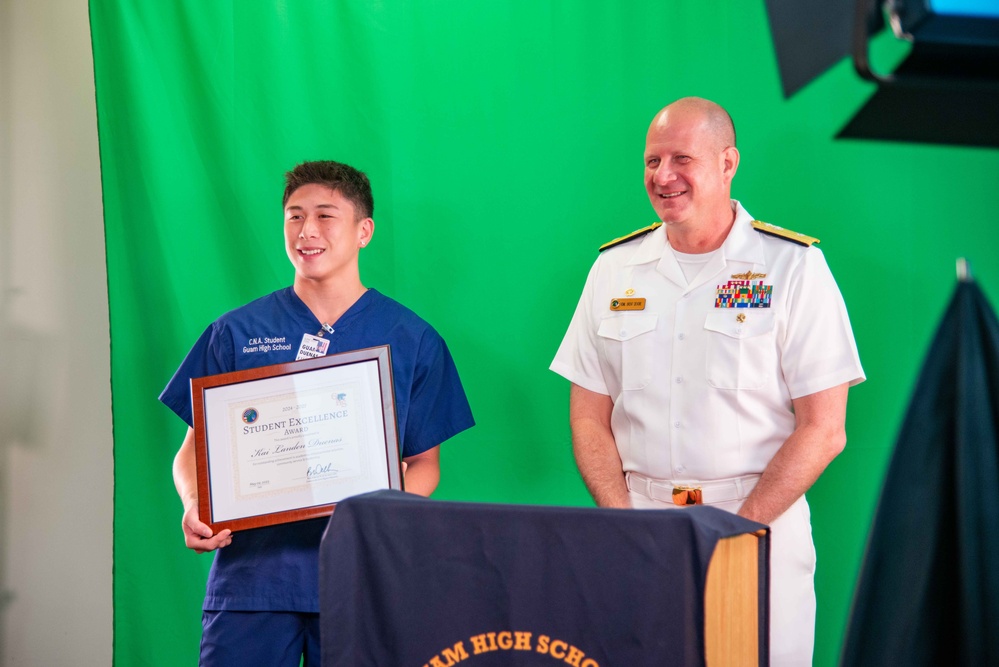 Commander JRM awards Student Excellence Award to Guam High School Junior