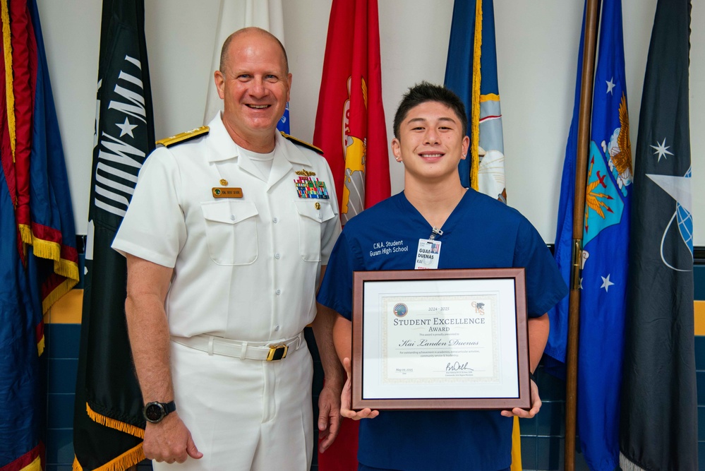 Commander JRM awards Student Excellence Award to Guam High School Junior