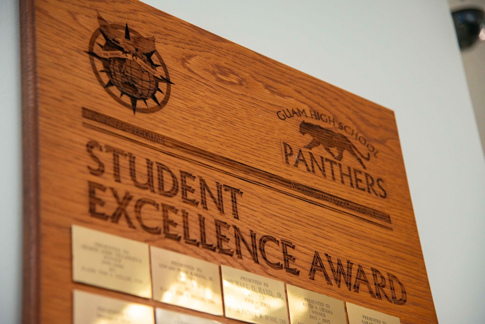 Commander JRM awards Student Excellence Award to Guam High School Junior