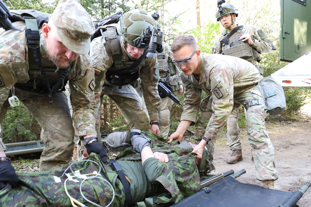 U.S. and Lithuanian Medical Personnel working together