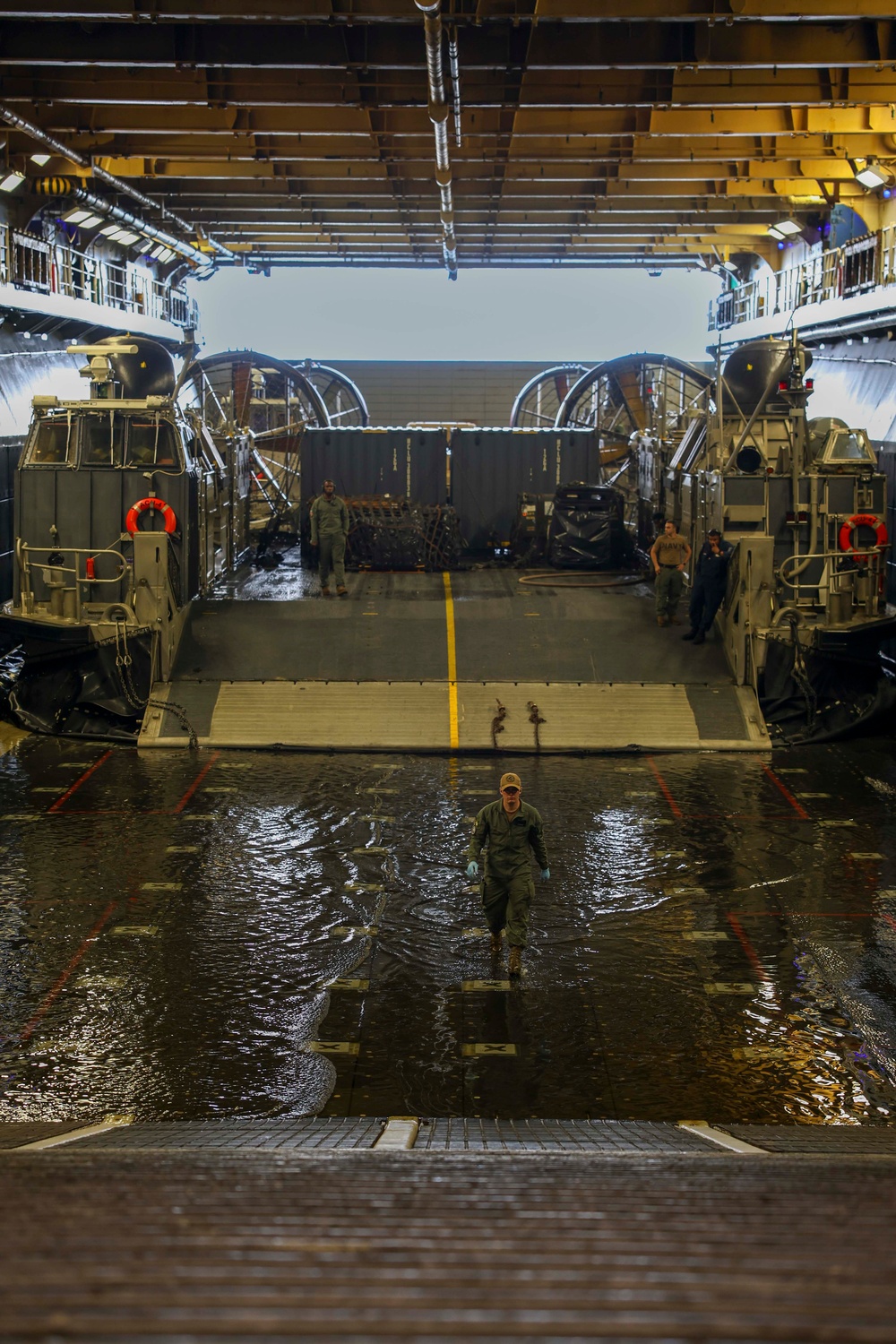 Iwo Jima Conducts LCAC Onload
