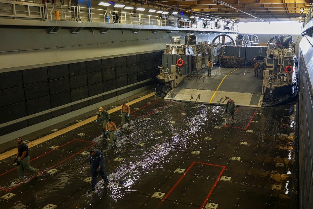 Iwo Jima Conducts LCAC Onload