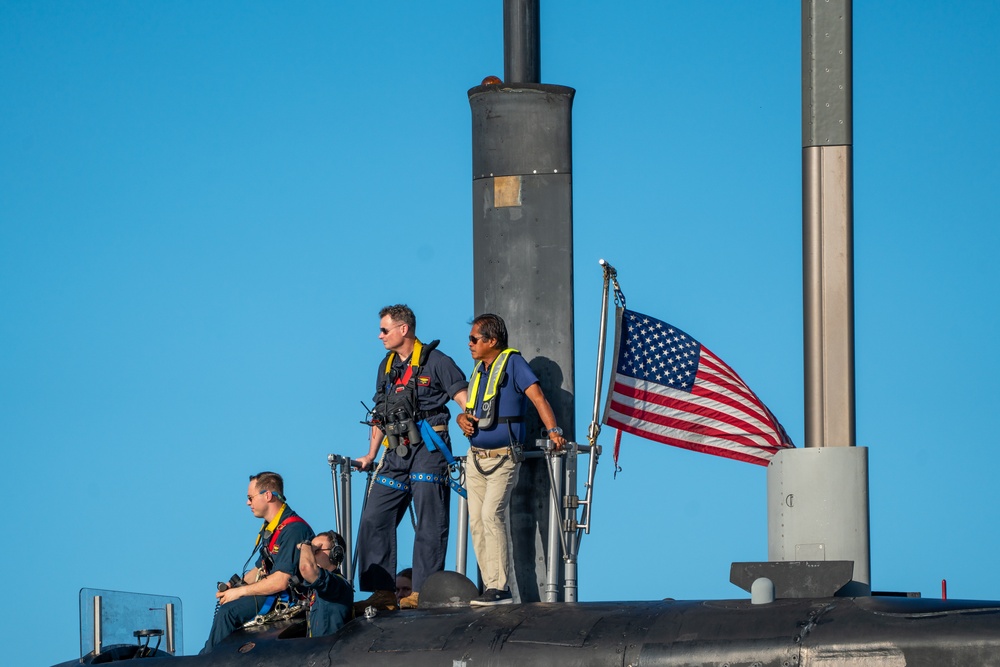 USS Ohio (SSGN 726) arrives in Guam