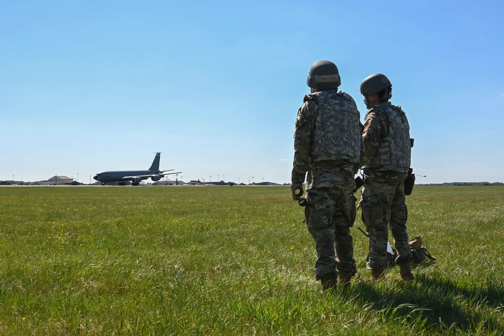 Skyway Chariot: 100th OSS Airmen operate contingency flight line