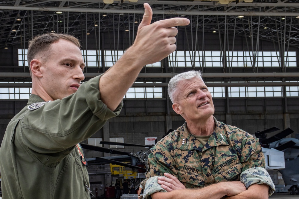 III MEF commanding general visits VMM 265 (Rein.)