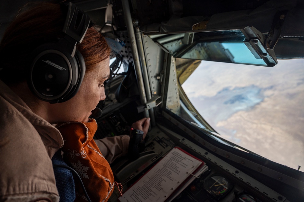 Stratotanker Crew Aerially Refuel A-10s