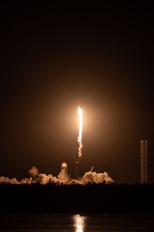 Starlink 6-83 Launches from Kennedy Space Center