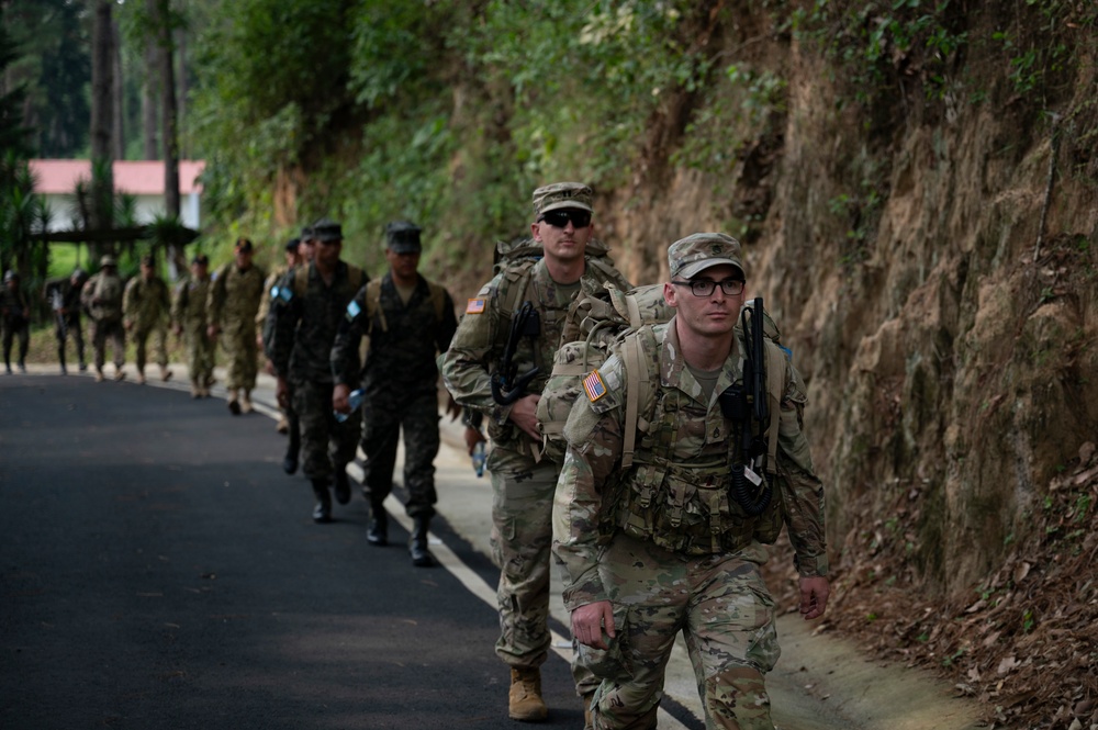 Multi-national infantrymen learn about jungle operations during CG25