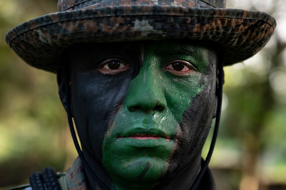 Multi-national infantrymen learn about jungle operations during CG25
