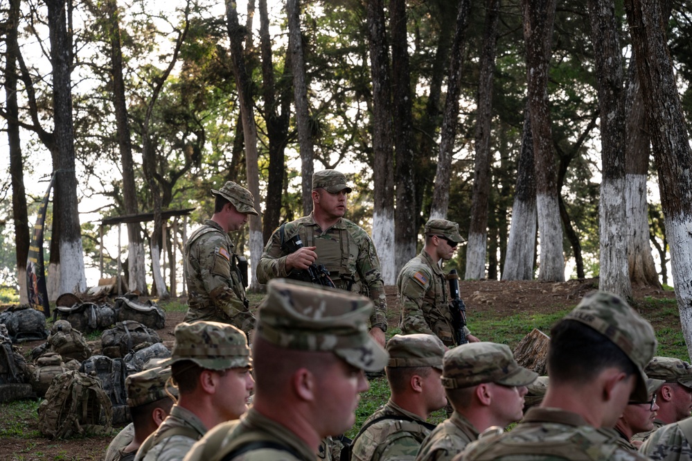 Multi-national infantrymen learn about jungle operations during CG25