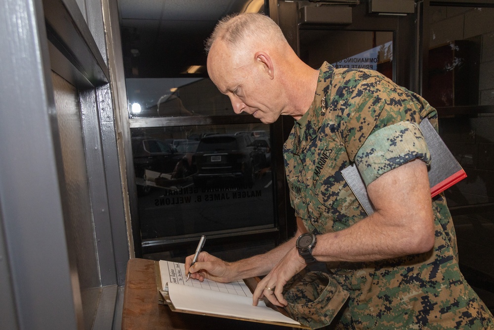 MARFORPAC commander visits 3rd MAW