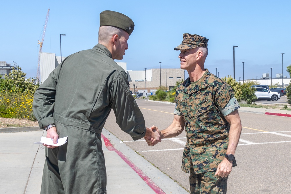 MARFORPAC commander visits 3rd MAW