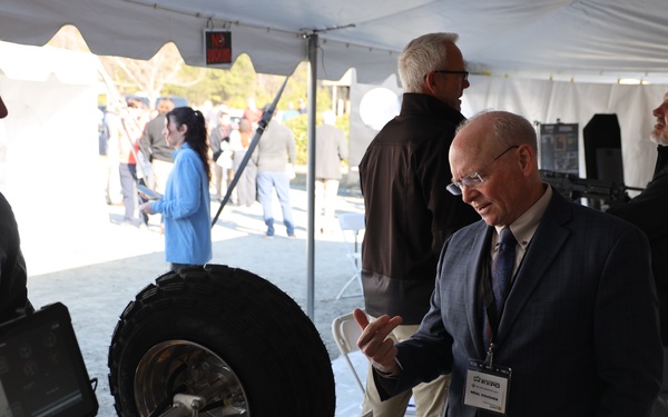 Advanced Amphibious Assault hosts first Industry Day at Program Executive Office Land Systems