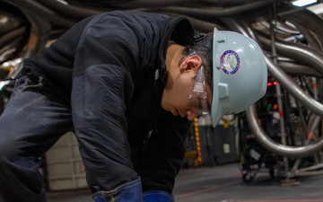 USS Ronald Reagan (CVN 76) Sailors, Puget Sound Naval Shipyard (PSNS) workers, and contractors conduct routine operations and ship maintenance