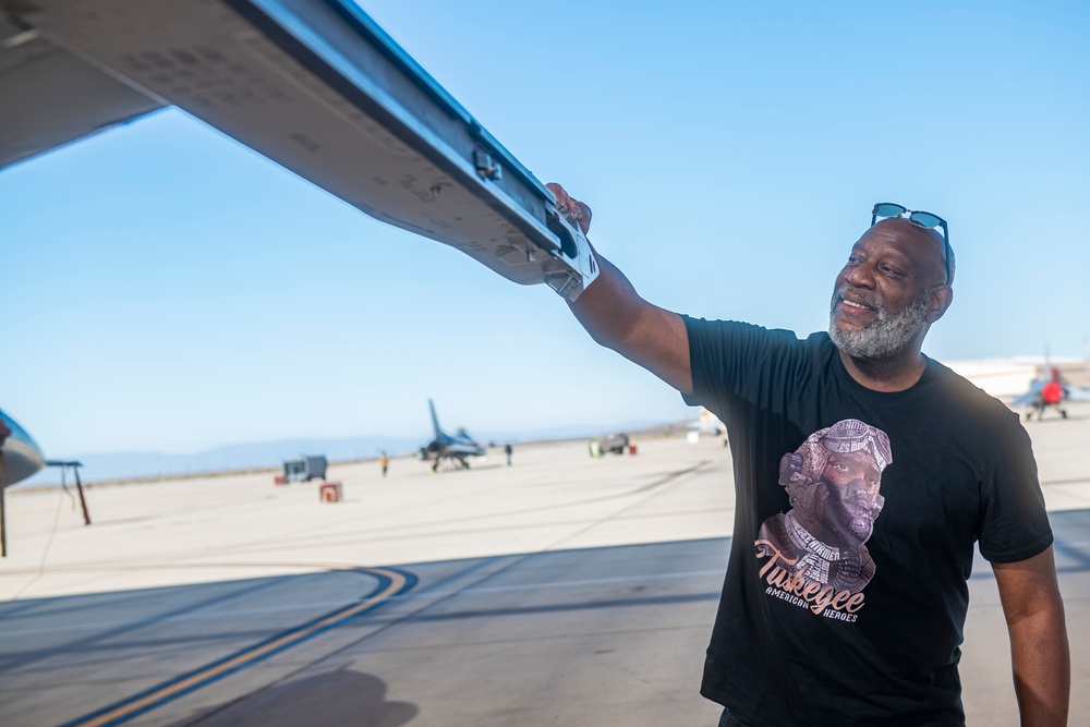 Edwards bids farewell to F-16C tail 83-1120