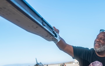Edwards bids farewell to F-16C tail 83-1120