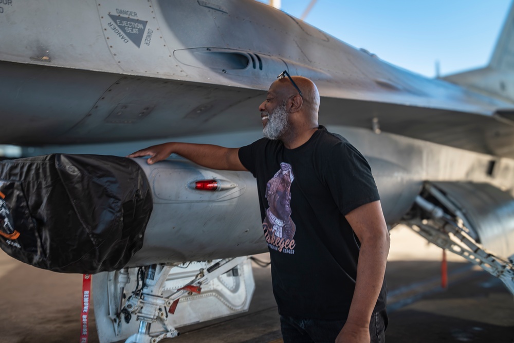 Edwards bids farewell to F-16C tail 83-1120