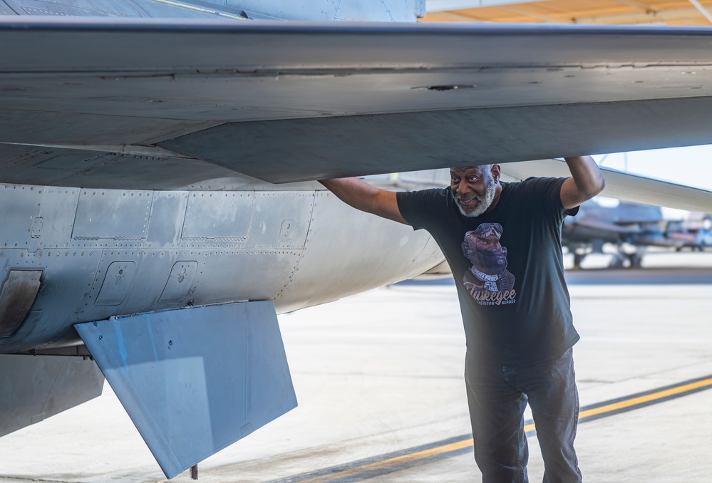 Edwards bids farewell to F-16C tail 83-1120