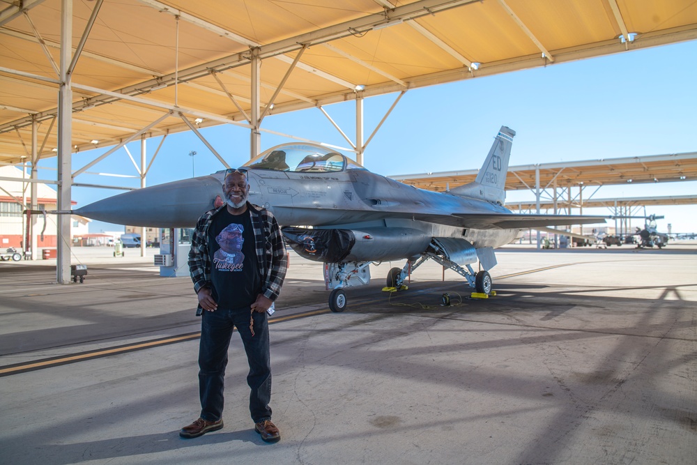 Edwards bids farewell to F-16C tail 83-1120
