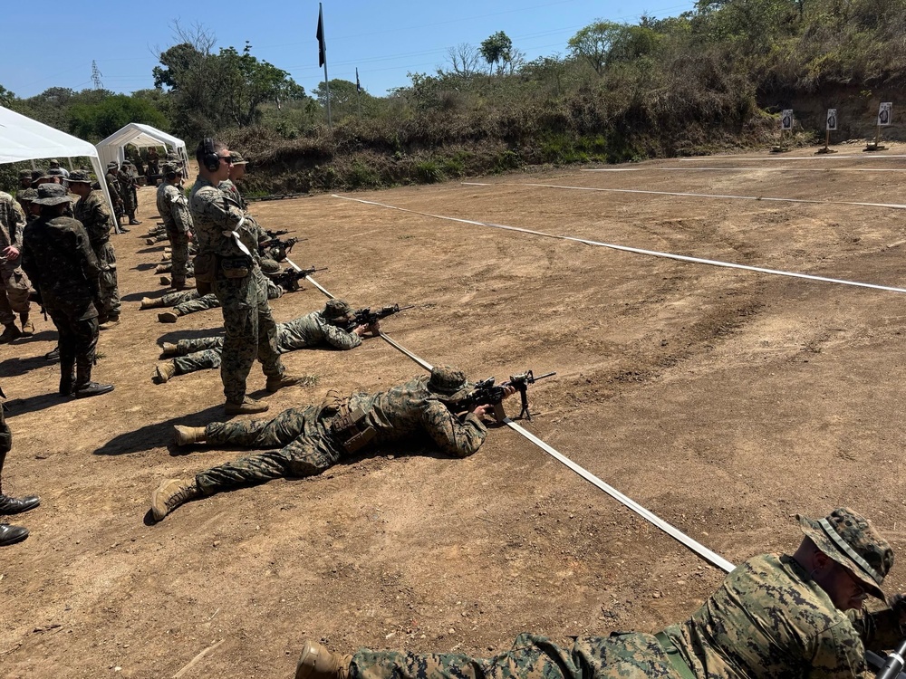 U.S. Marines and Paracadistas conduct small arms training during CENTAM Guardian 25