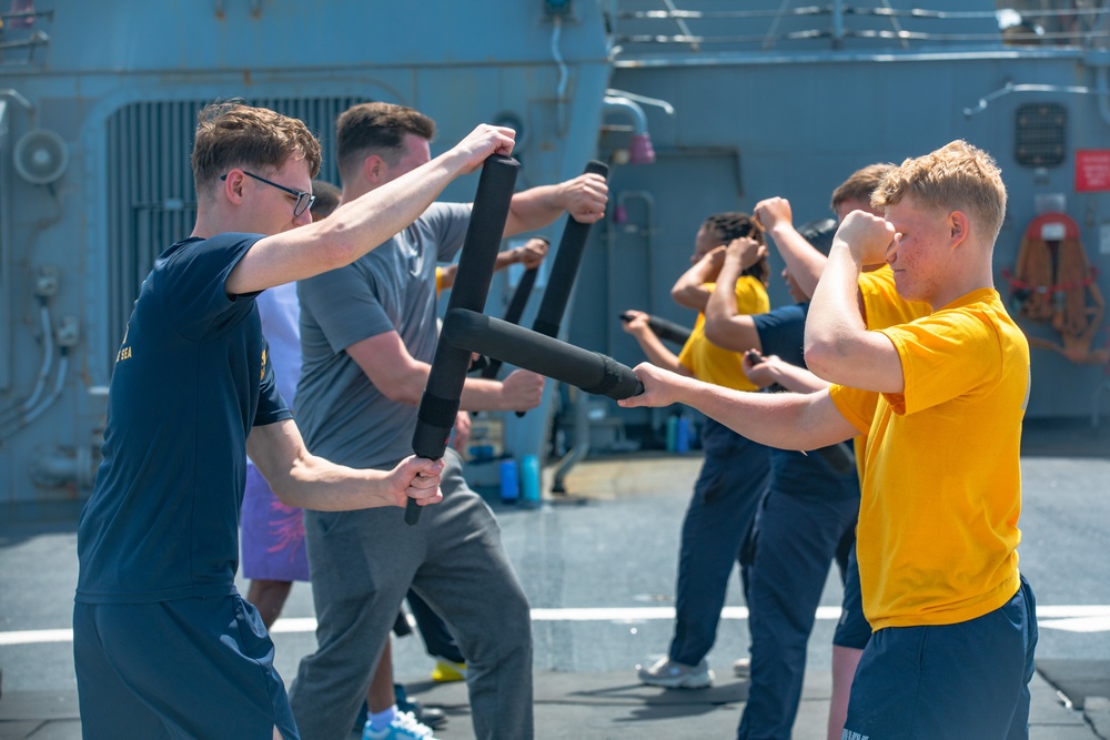 USS Benfold (DDG 65) holds Security Reaction Force Basic Course (SRF-B) training