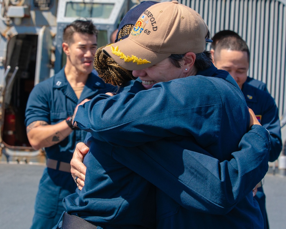 USS Benfold (DDG 65) holds a re-enlistment ceremony