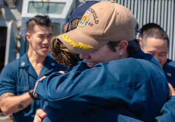 USS Benfold (DDG 65) holds a re-enlistment ceremony