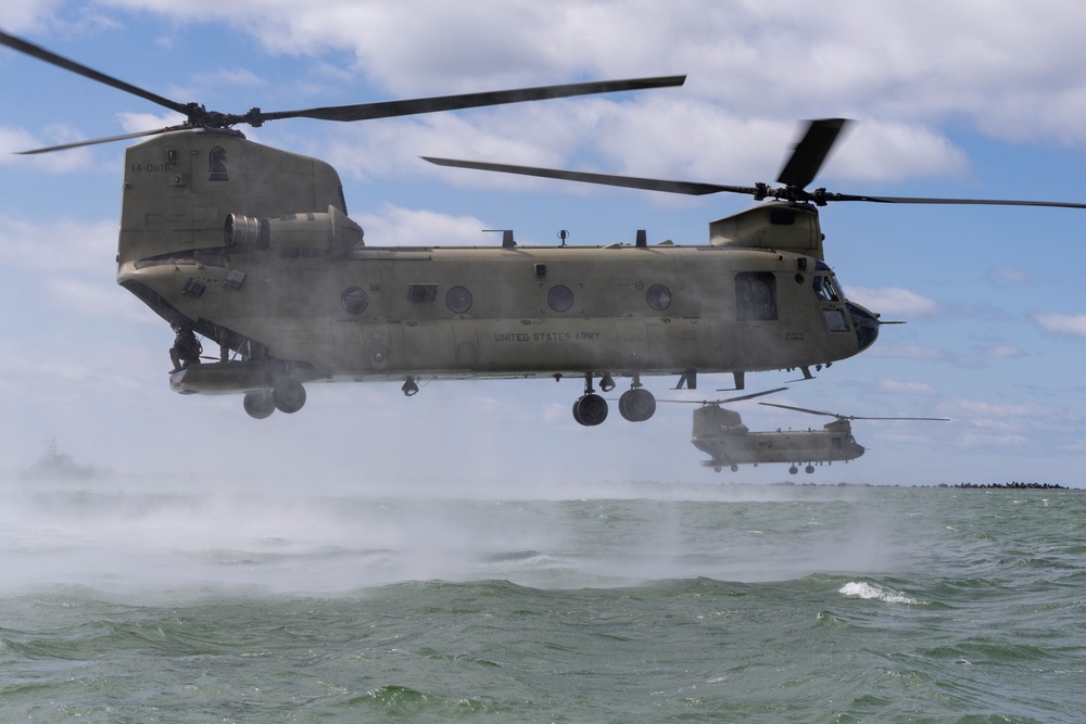 Special Forces and Army Aviators conduct helocast training