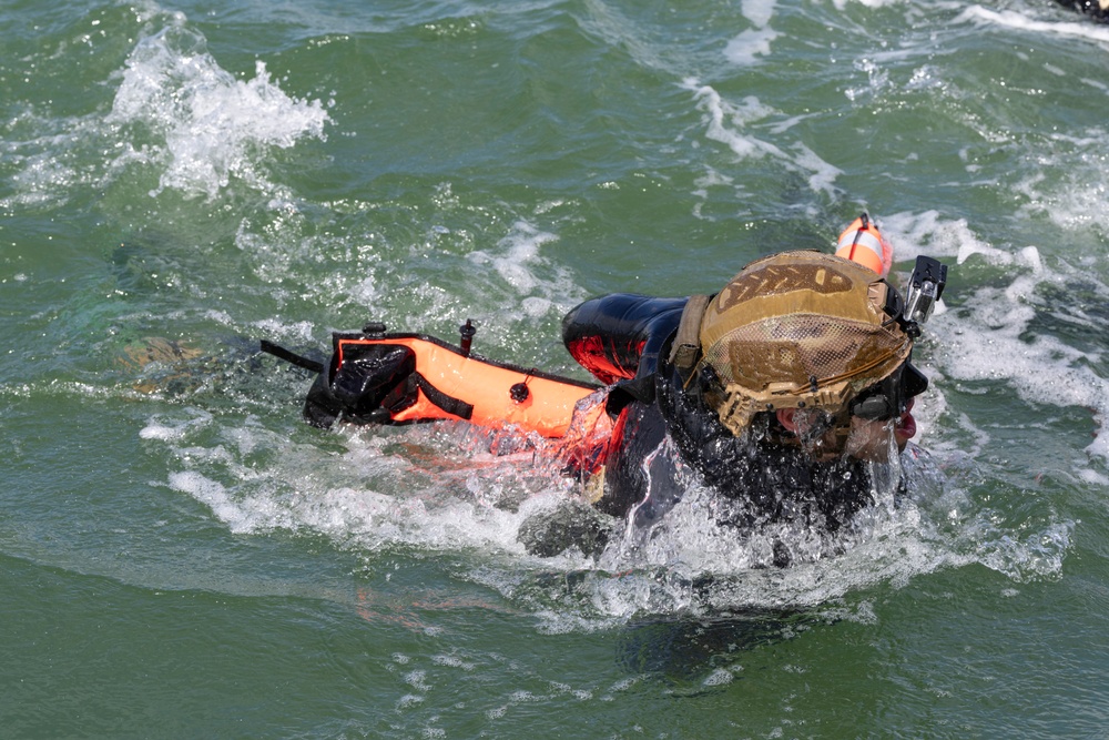 Special Forces and Army Aviators conduct helocast training