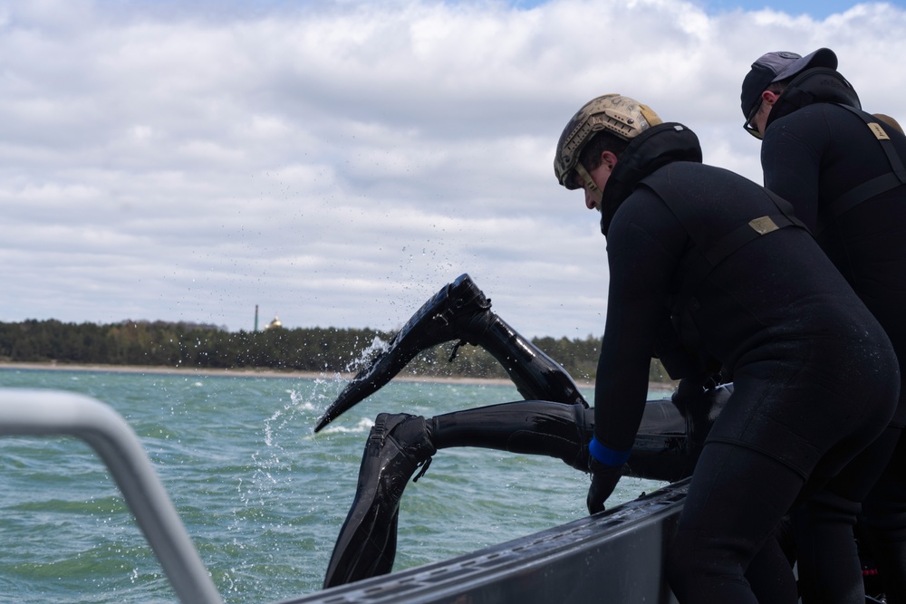 Special Forces and Army Aviators conduct helocast training